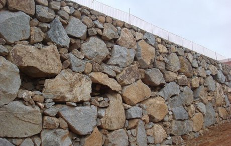 Qual é a melhor maneira de aplicar argamassa em um muro de contenção de  pedra antigo?