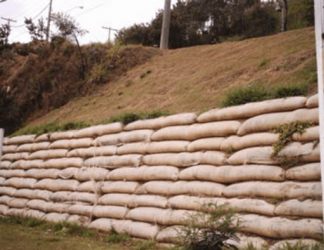 Construindo o muro de arrimo  Tecpar Pavimentação Ecológica